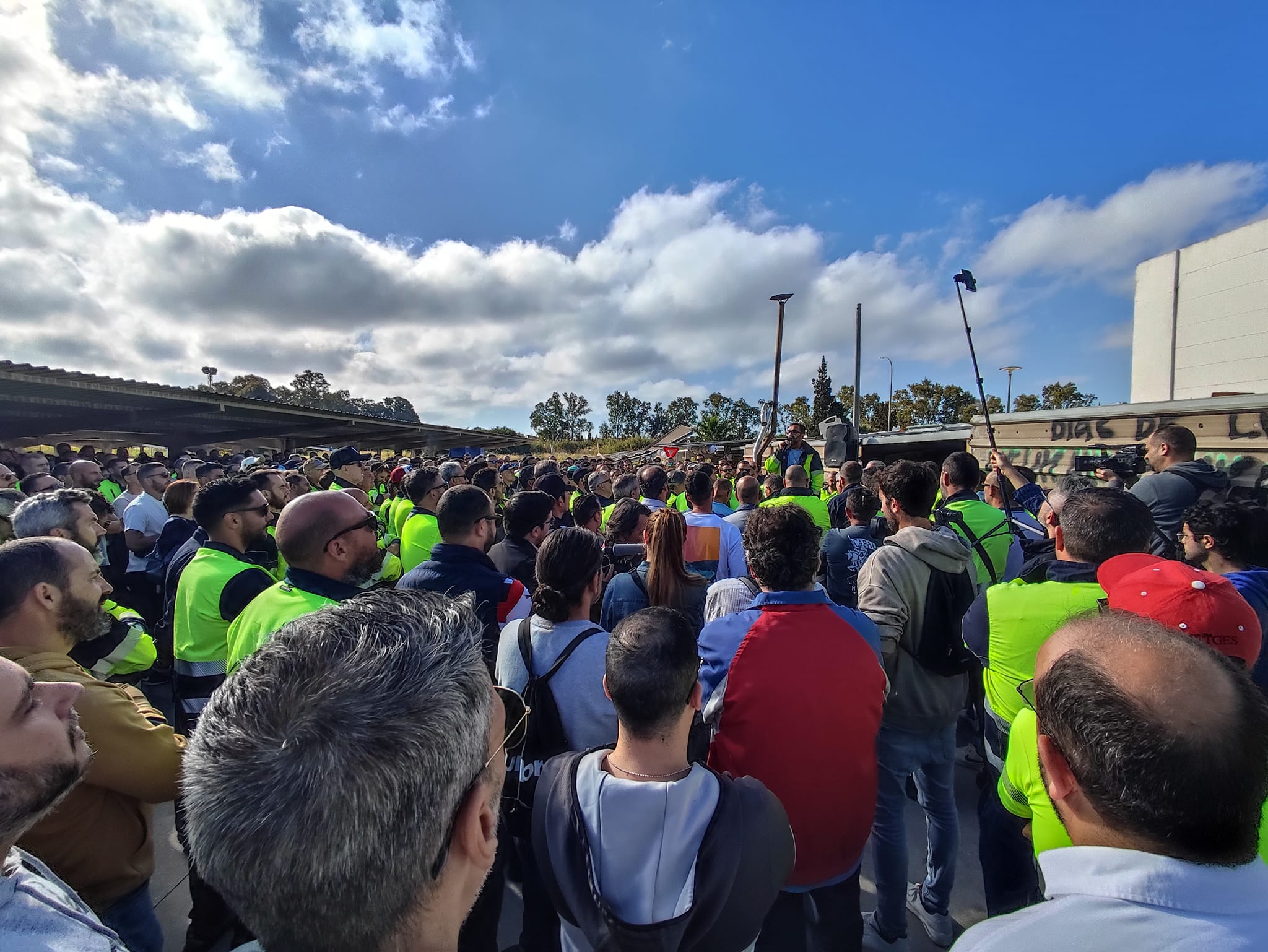 Los trabajadores de Acerinox, en asamblea. Foto: S.D/8Directo