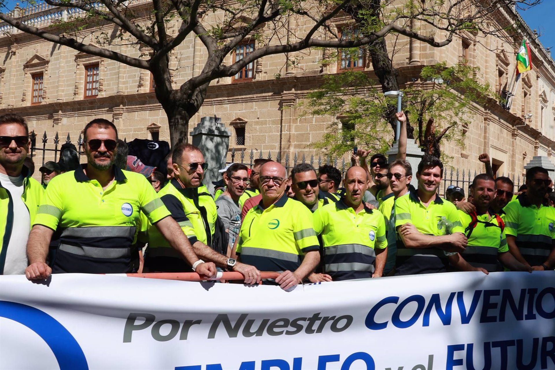 Presidente del CARL recuerda la "complejidad técnica" de la negociación en Acerinox pero ver cerca un preacuerdo. Trabajadores de Acerinox durante la concentración a las puertas del Parlamento Andaluz el 11 de abril. Foto: Rocío Ruz - Europa Press.