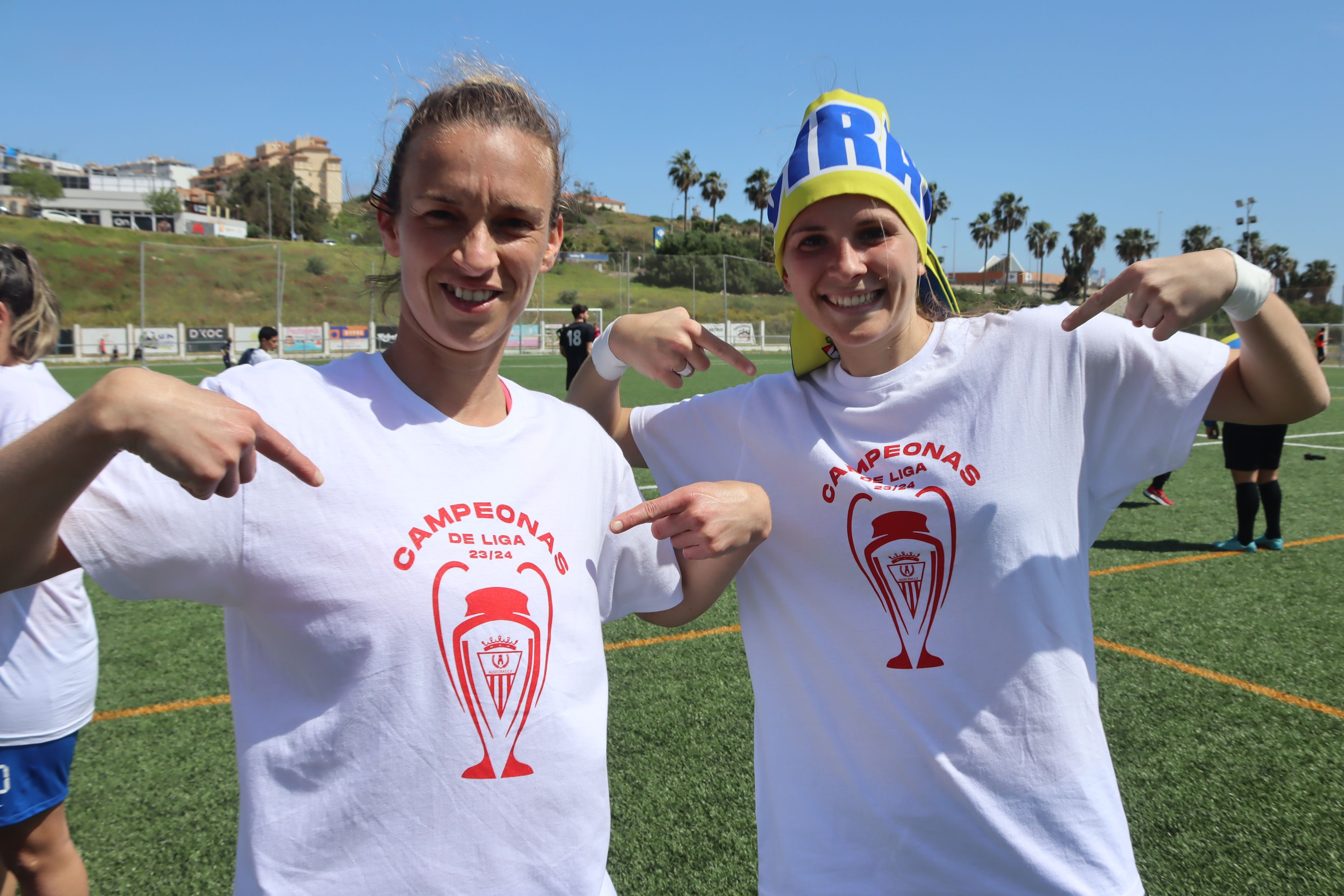 Rocío Cabeza y Miryam Cana posan para DEPORTESCG/8Directo con las camisetas conmemorativas del título de liga de las féminas del Algeciras CF/Foto: AXEL S.C.
