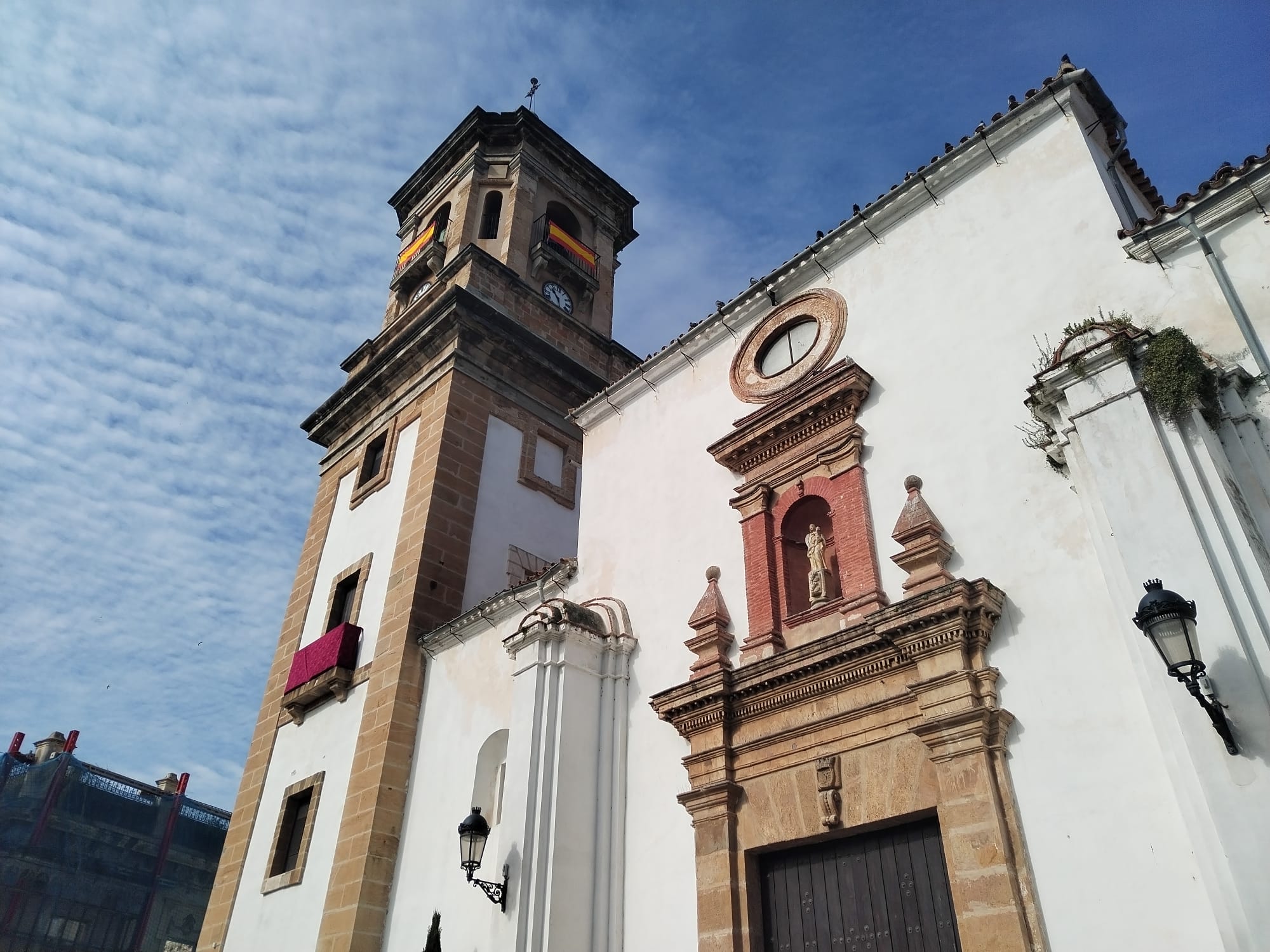 Fachada engalanada de la iglesia de La Palma.