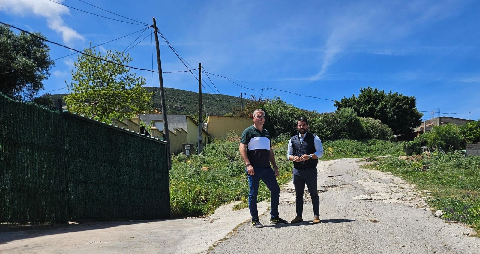 Vecinos de Chorrosquina piden el desbroce de la calzada y el asfaltado de los socavones.