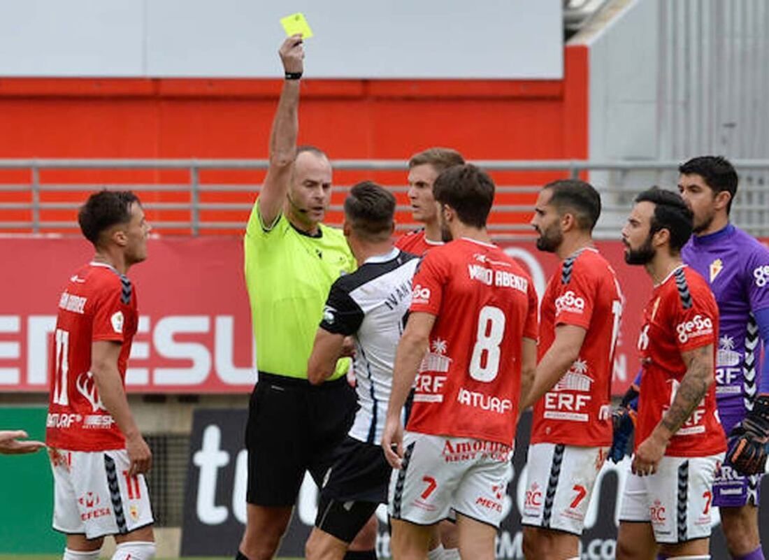 Fernández Vidal muestra la amarilla a un jugador de la Balona en el duelo contra el Real Murcia (0-0) de la 20/21