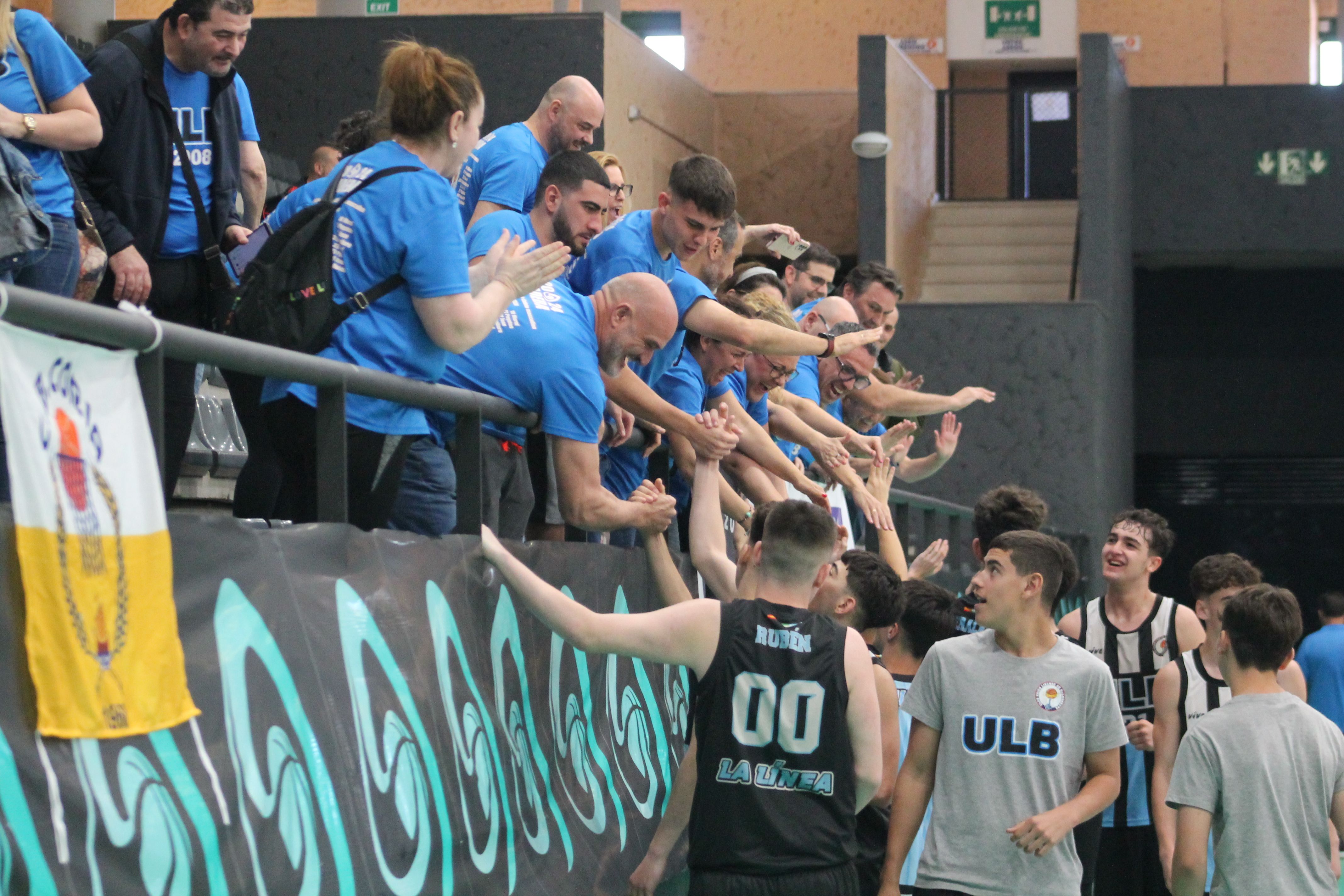 Los jugadores de la ULB saludan a sus familiares tras la victoria ante el CB Coria/Foto: DEPORTESDELAISLA.COM