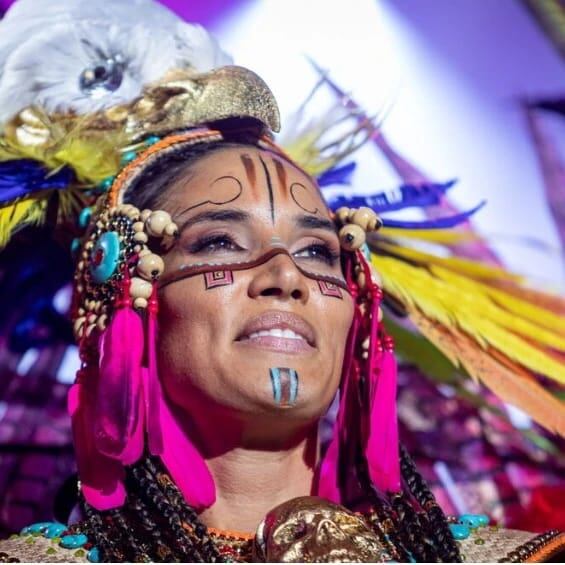 India Martínez, con el maquillaje de la algecireña Celeste López en el Carnaval de Cádiz.