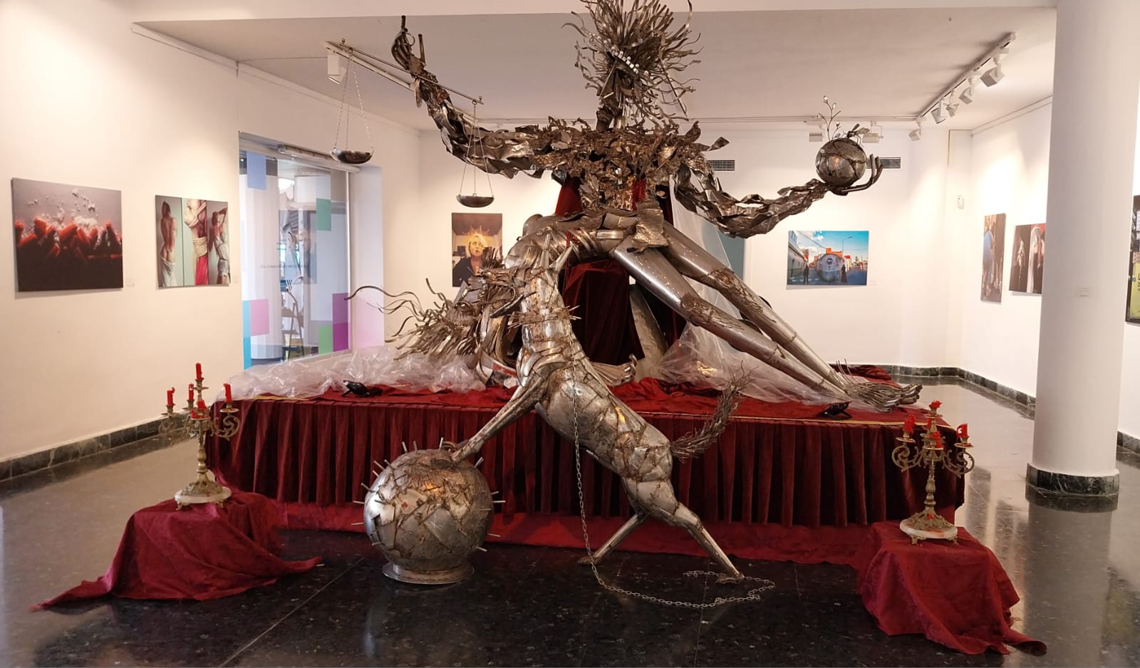 Cerca de 4.000 personas visitan la exposición Santa Semana 2.8 en la Galería Manolo Alés.