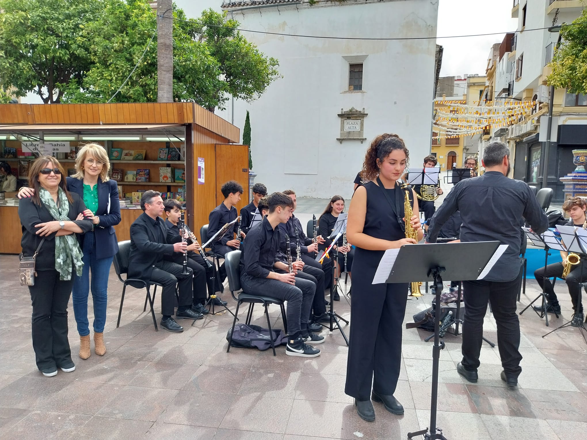 Los jóvenes del conservatorio Paco de Lucía ponen música a la Feria del Libro.