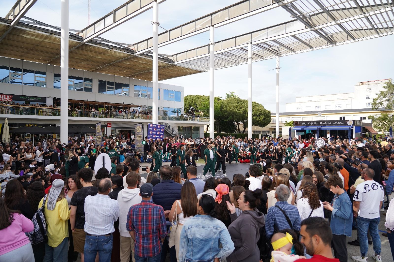 Los alumnos de Stylo Urban Center ponen a bailar la Plaza Andalucía.