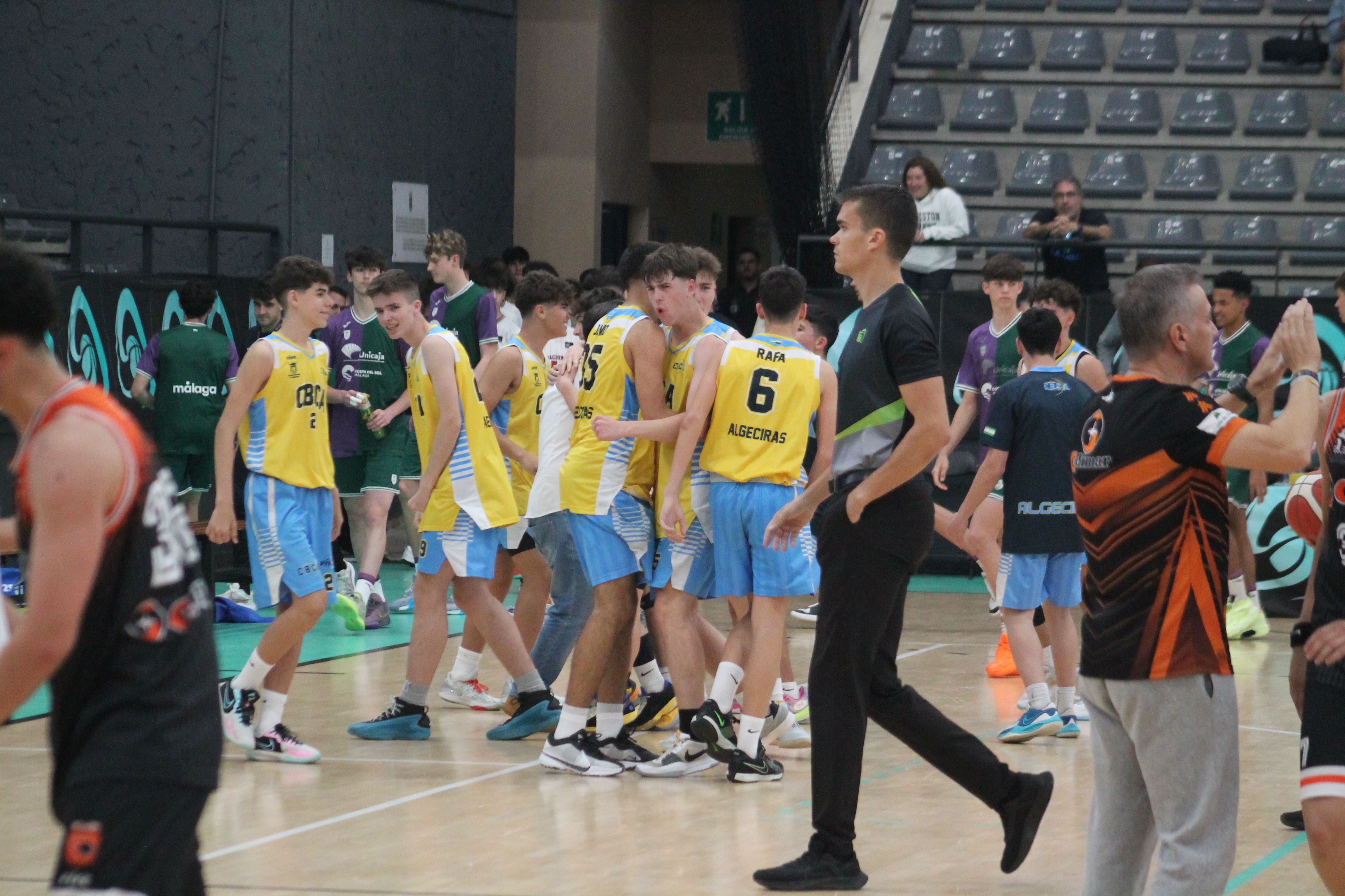 Los jugadores del CB Ciudad de Algeciras celebran el pase a la semifinal del Andaluz cadete/Foto: DEPORTEDELAISLA.COM