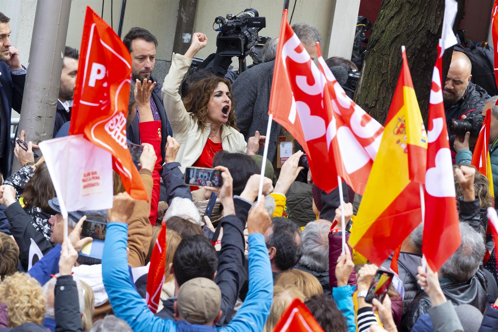 El PSOE convierte el Comité Federal en un gran acto de apoyo a Sánchez: "¡Pedro, quédate!". La vicesecretaria general del PSOE, María Jesús Montero, se suma a la concentración de apoyo a Pedro Sánchez tras el Comité Federal - EVA ERCOLANESE.