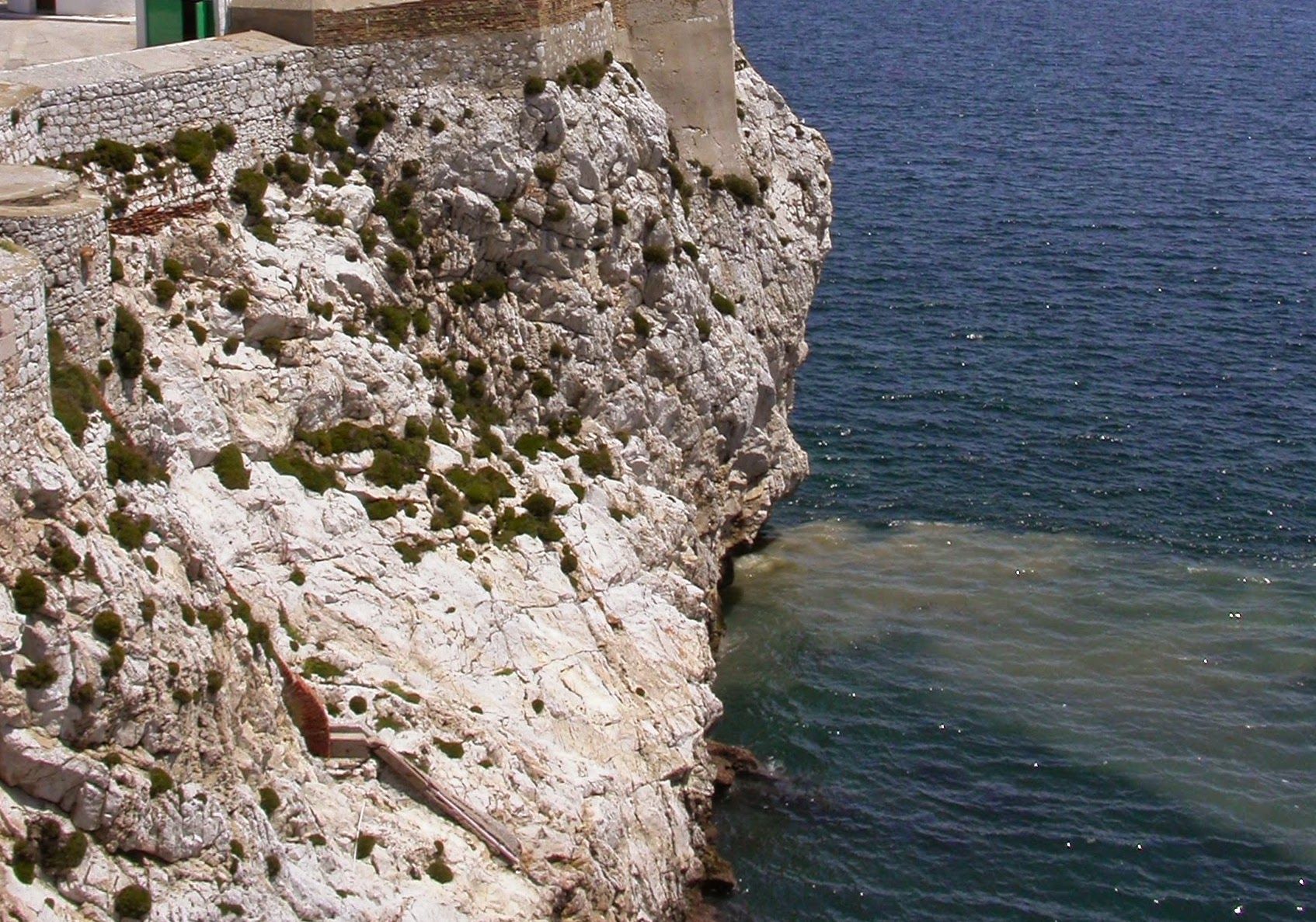 DSCN5943Verdemar denuncia vertidos de aguas residuales de Gibraltar al mar.