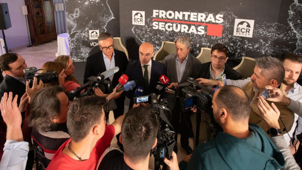 Vox habla de una Algeciras islamizada y asegura que deportará "masivamente a los inmigrantes ilegales"