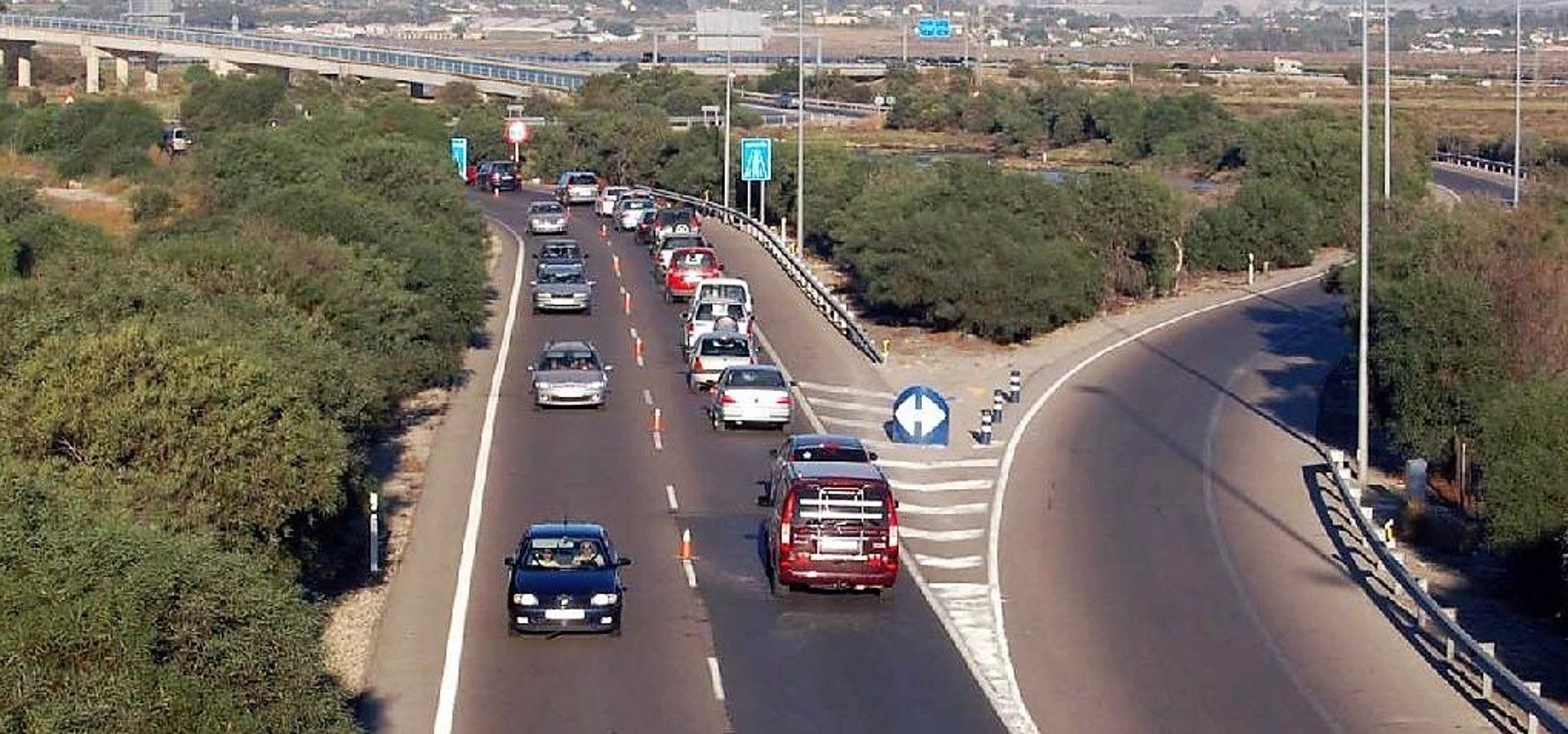 El Gobierno autoriza licitar por 22,8 millones un contrato para la conservación de carreteras en la provincia. Carretera de la provincia de Cádiz. - EUROPA PRESS/ARCHIVO.