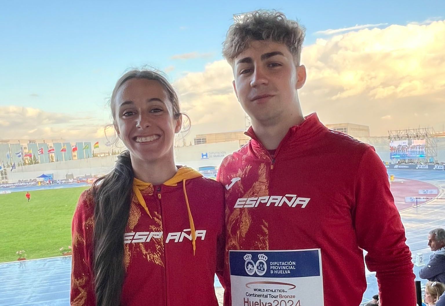 Marina Delgado, junto a Alejandro Rueda, ambos del Bahía, récord de España Sub-18 con el equipo nacional de relevo 4x100