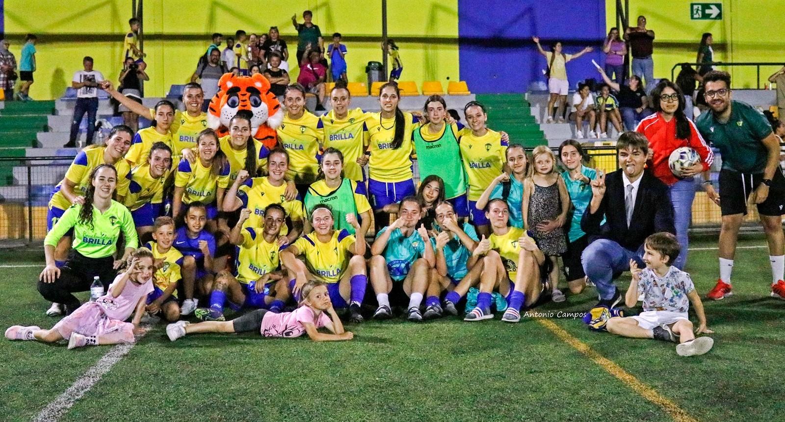 Las jugadoras del Atlético Benamiel, posible rival del Algeciras CF, celebran el título de liga en la provincia de Málaga