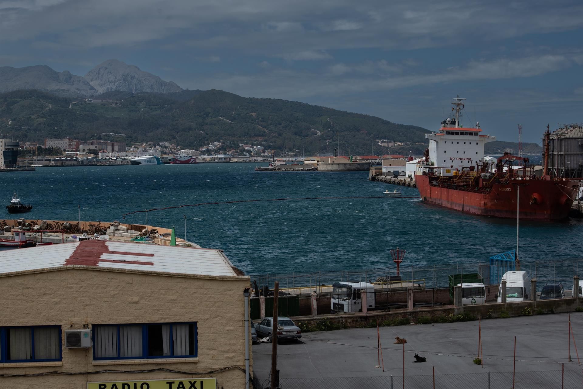 Un barco de Liberia vierte al mar "miles de litros" de fueloil en el interior del puerto de Ceuta