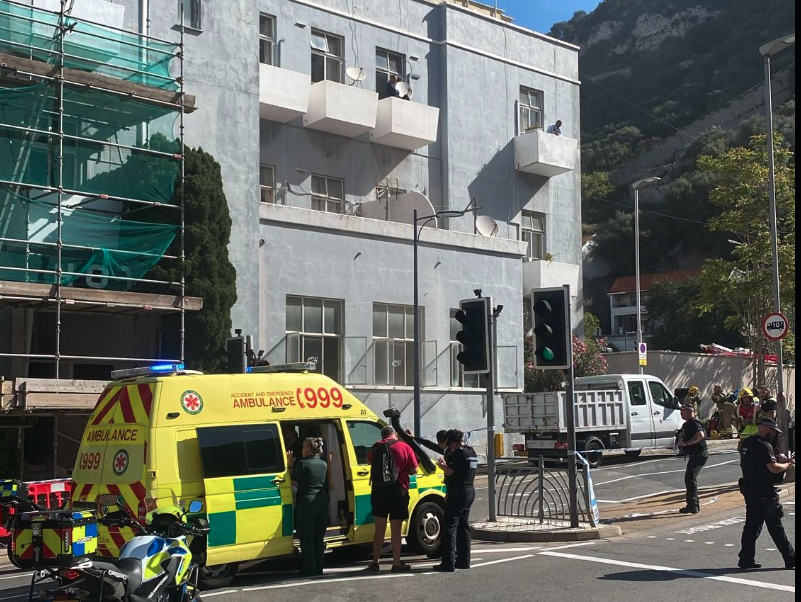Rescatadas dos personas en el incendio del antiguo hotel Queen's de la Alameda de Gibraltar. Foto: GBC News.