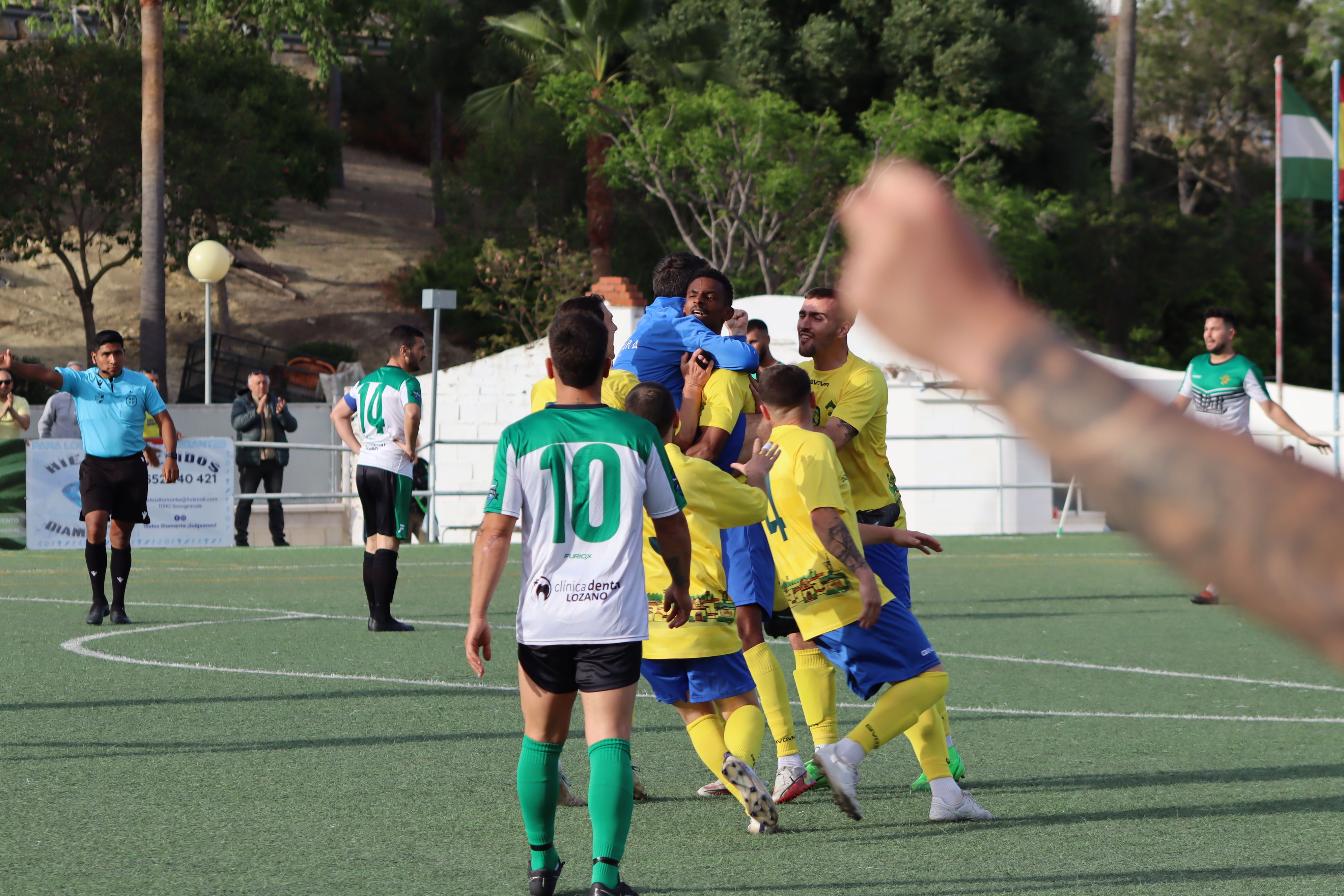 Los jugadores de la UD Tesorillo festejan con Aliou el 2-0 al CD Rivera que les da el ascenso matemático a Segunda Andaluza/Foto: AXEL S.C.