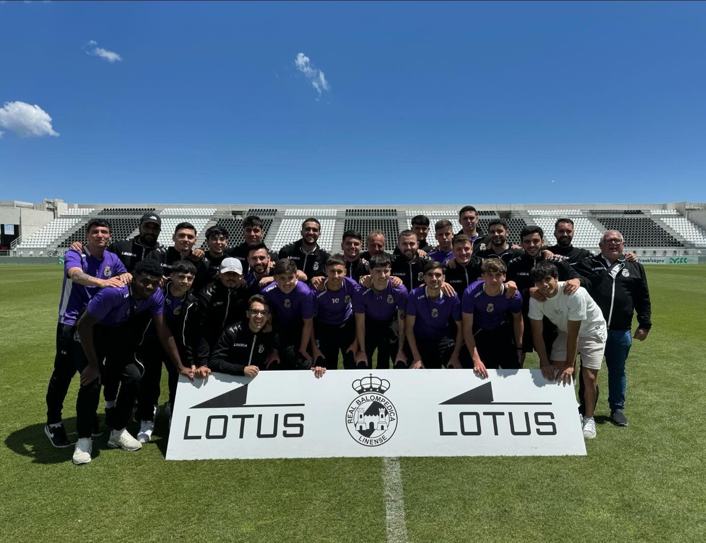 La Balona B celebra en el 'Ciudad de La Línea' el ascenso a la Primera Andaluza antes de jugar en Barbate/Foto: @RBL1912