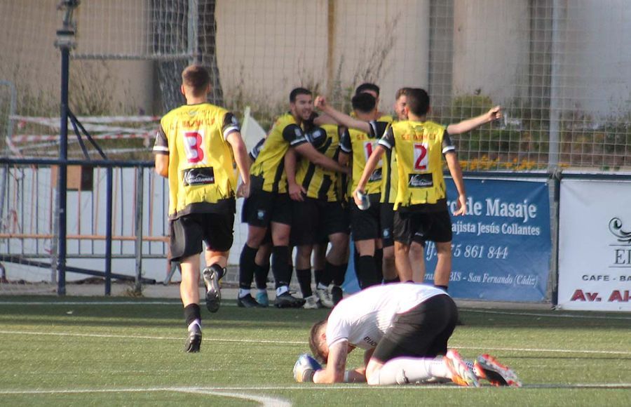 Los jugadores del GE Bazán celebran el 3-1 con Víctor Ayala, portero del CD Guadiaro, lamentándose por el error cometido/Foto. GABY CUMBRERAS/DEPORTEDELAISLA.COM