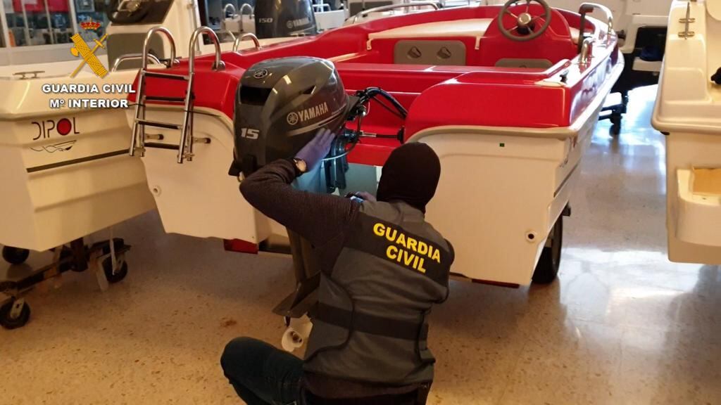 Un agente de la Guardia Civil en esta operación.