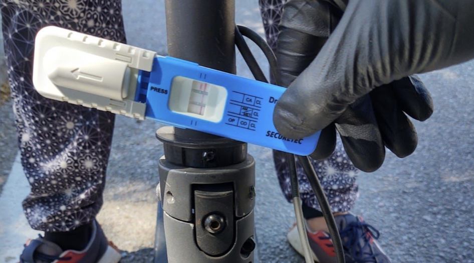 Momento de la realización de la prueba de drogas al conductor del patín eléctrico.