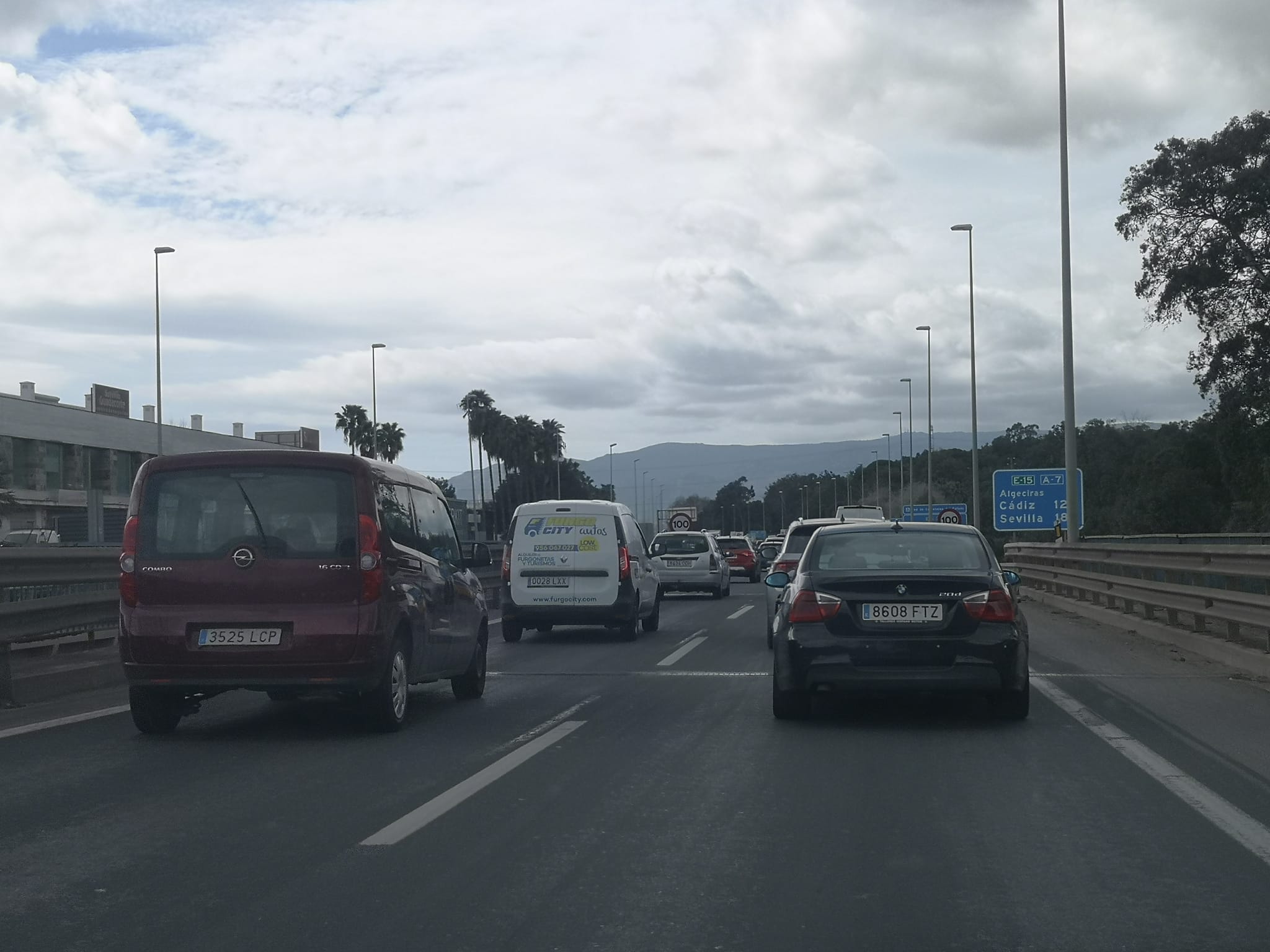 Más de un millón de desplazamientos previstos en Andalucía desde este viernes en el final de la operación de Navidad. Foto: Colas en la A7. Imagen de archivo. 