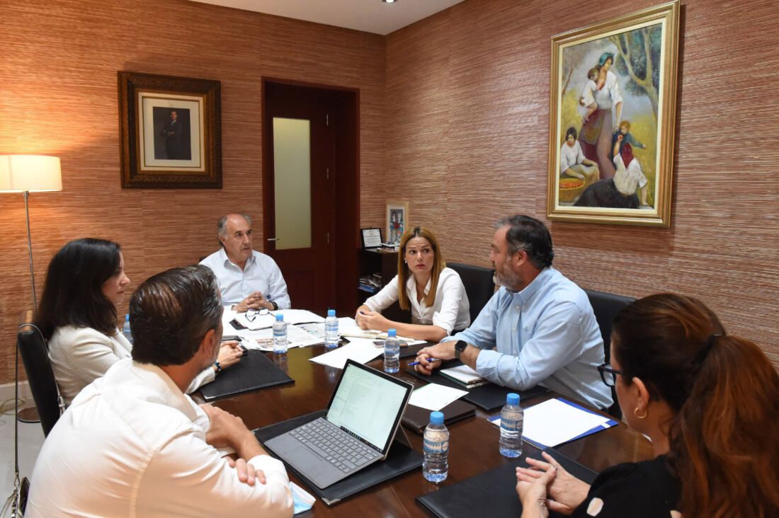 El alcalde de Algeciras, José Ignacio Landaluce, se reúne con Guadacorte SA, nuevos propietarios de la Plaza Andalucía.