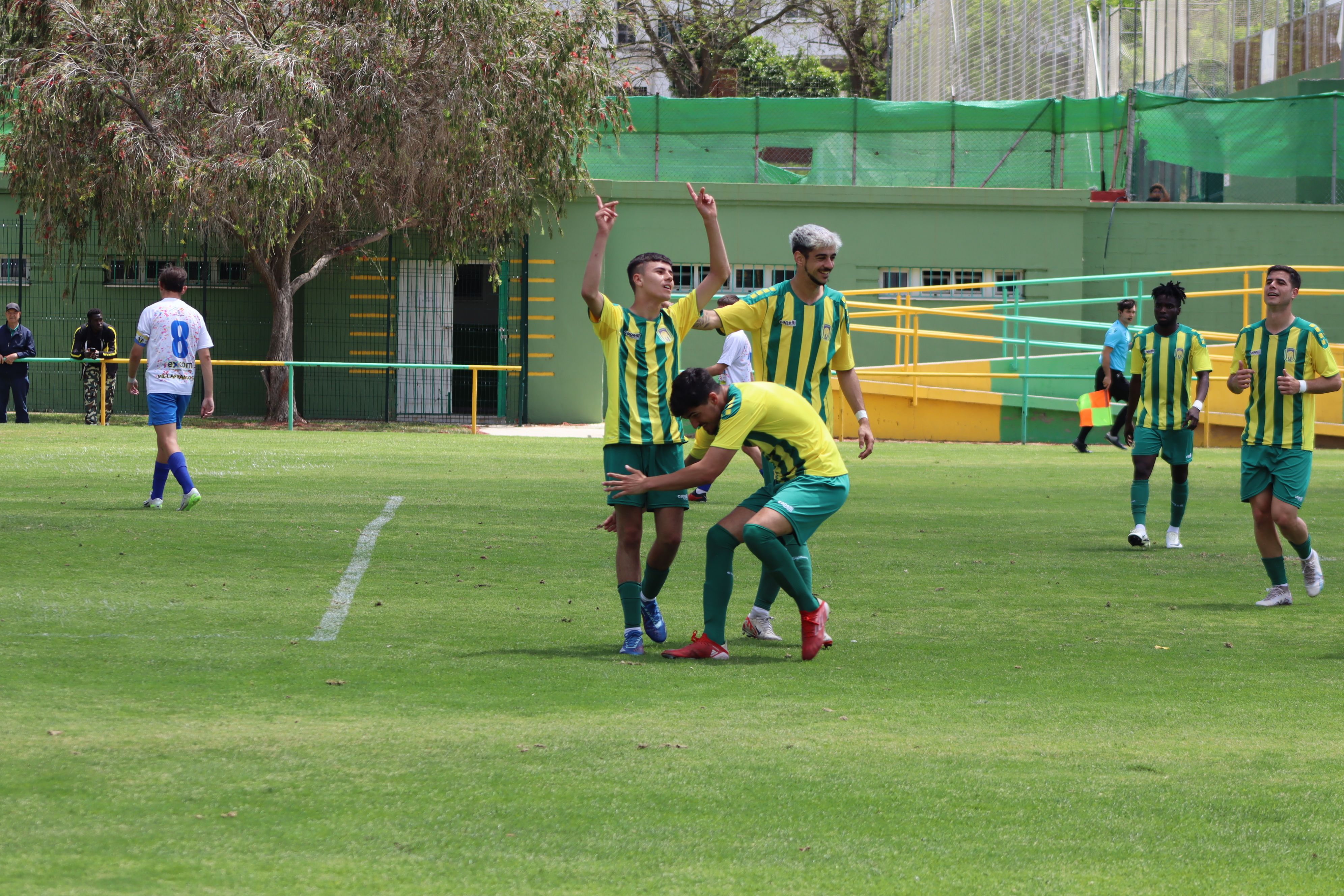 El juvenil de la UD Los Barrios, Pablo León, celebra su estreno goleador con el primer equipo gualdiverde/Foto: AXEL S.C.