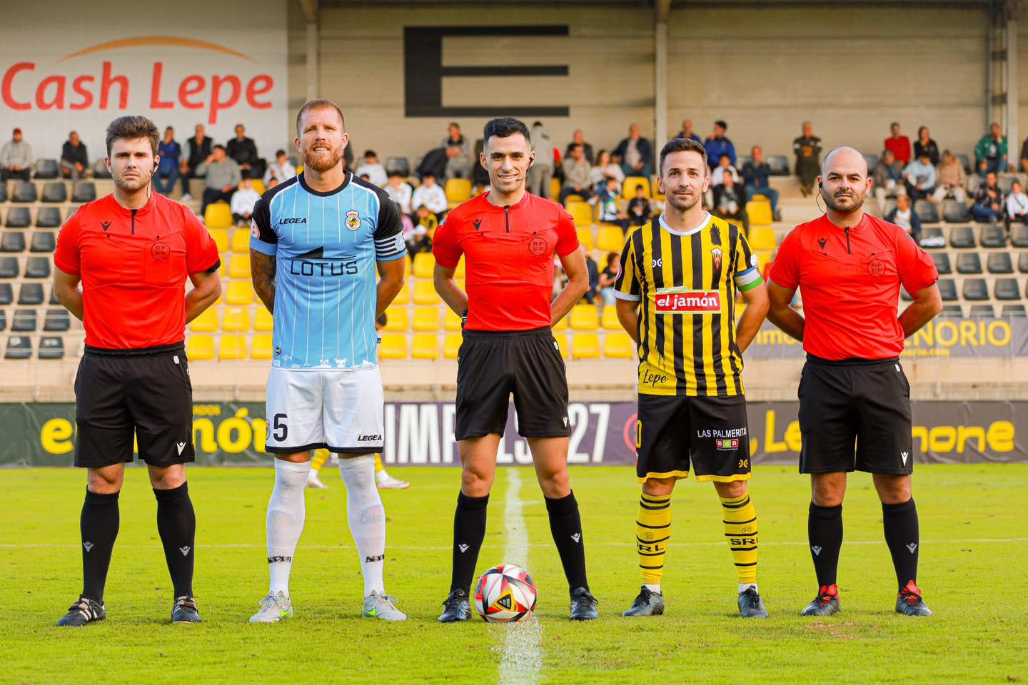 Jayro Muñoz García, en el centro de la imagen, junto a los capitanes de RB Linense y CD San Roque de Lepe/Foto: @CD San Roque de Lepe
