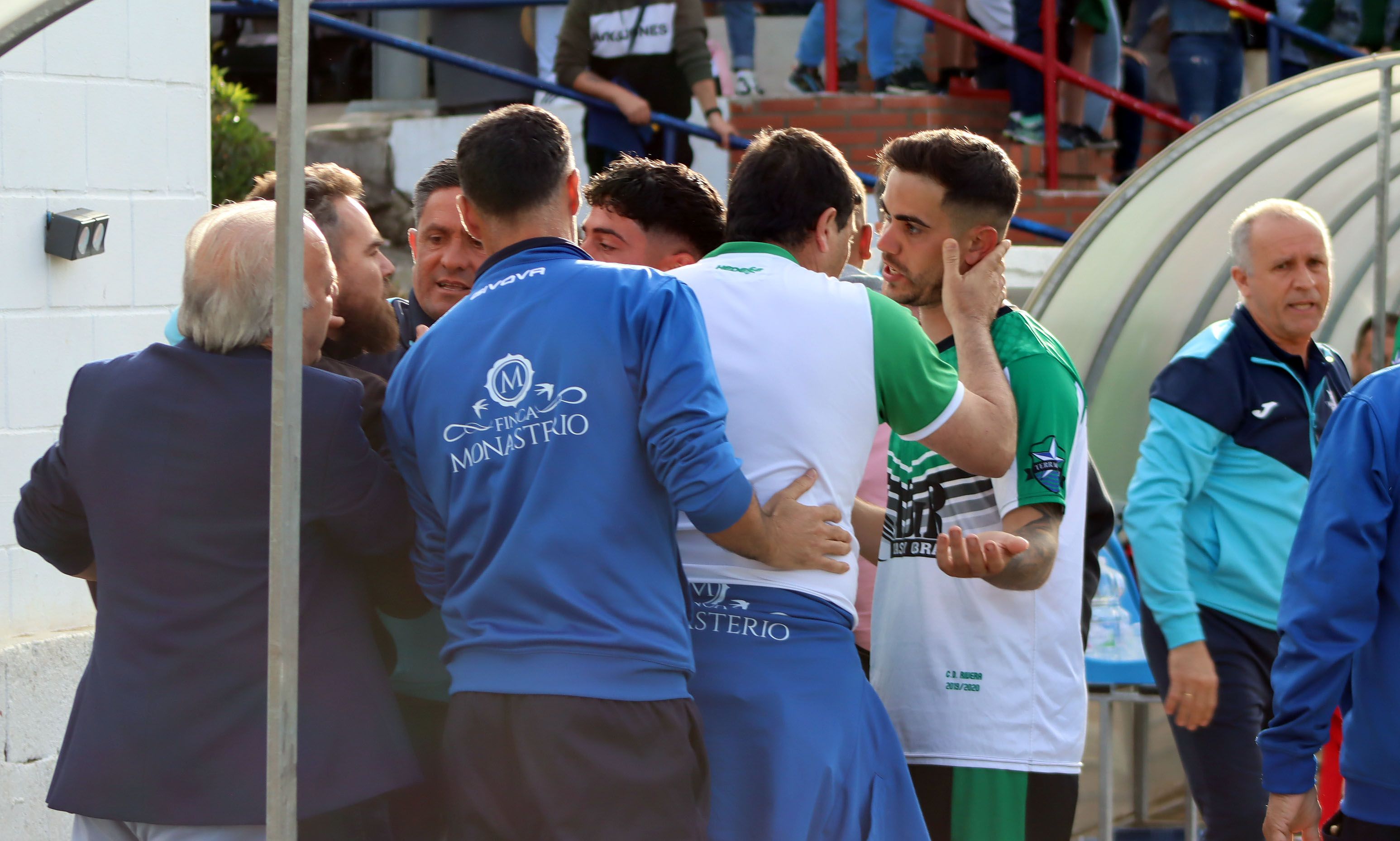 Francis Salas, con polo blanco y mangas verdes, habla con un jugador del CD Rivera tras la tangana por el 2-0 de la UD Tesorillo y, aún así, fue él el expulsado/Foto: AXEL S.C.