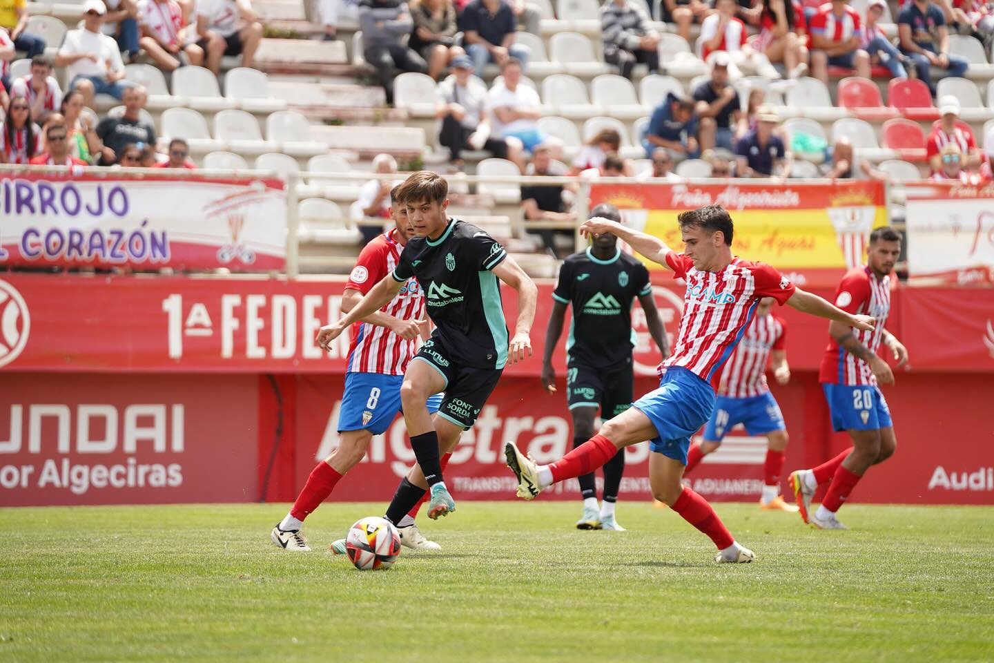 El Algeciras Club de Fútbol derrota por la mínima al Atlético Baleares y logra la permanencia
