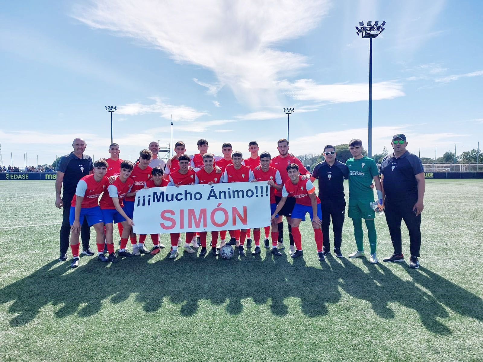 Los jugadores del Algeciras CF juvenil posan con una pancarta de apoyo a su compañero Simón tras su grave lesión