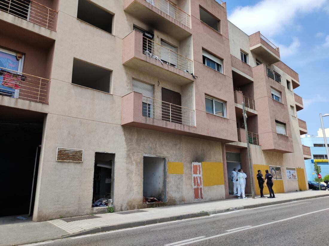 Policías a las puertas del edificio, en una imagen de un fallecimiento en mayo. Foto: F.M.