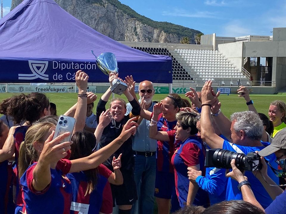 Las féminas del FC Barcelona se llevan el I Torneo de Veteranas 'Ciudad de La Línea'/Foto: LALINEAGUSTA