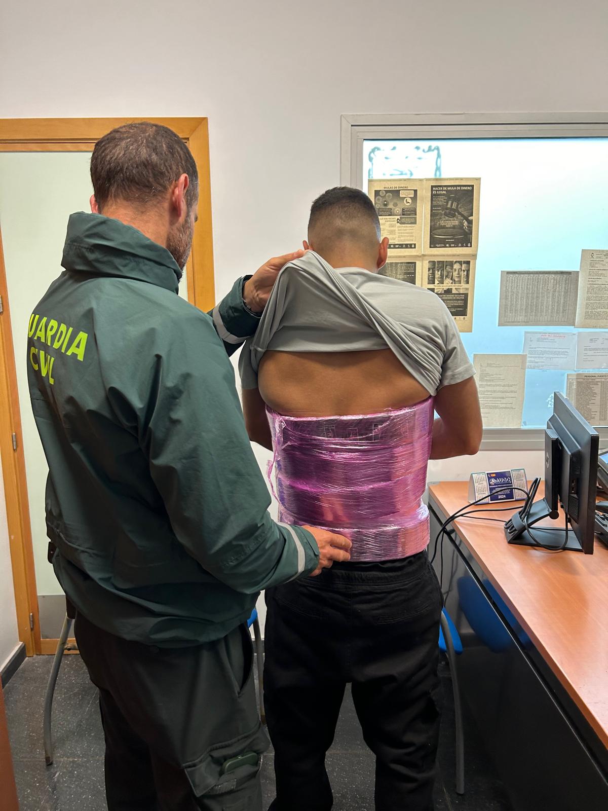 La Guardia Civil detiene a una persona con cinco kilos de hachís adosados al cuerpo. Foto: Guardia Civil. 