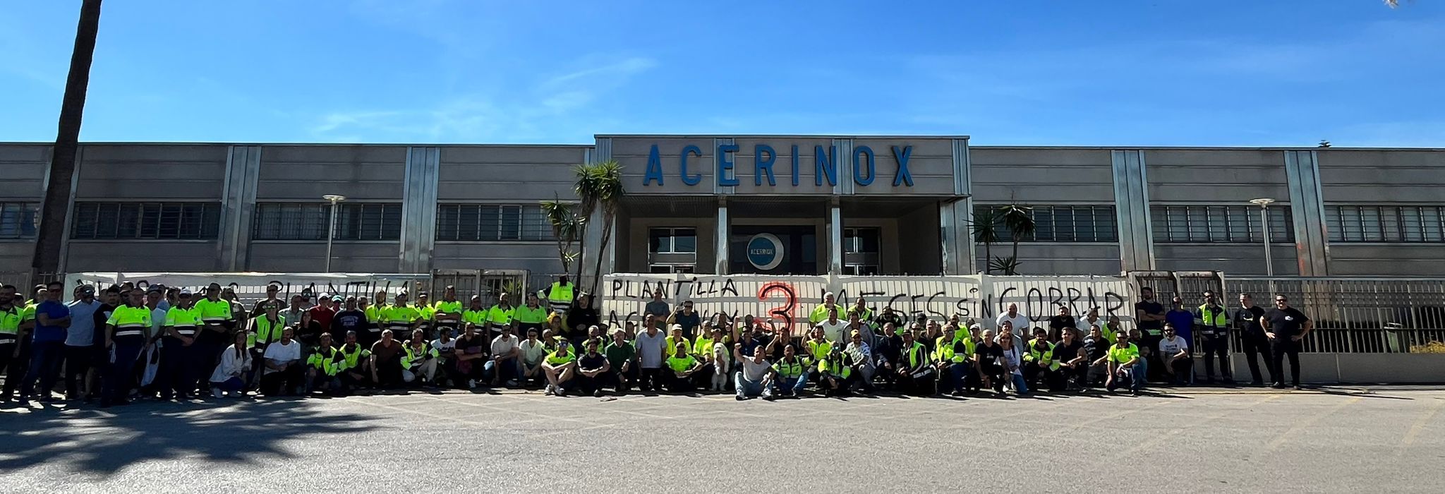 El CARL presenta este lunes una propuesta a las partes para desbloquear el conflicto de Acerinox. Trabajadores de Acerinox, en la puerta de la factoría con una pancarta que señala los tres meses de huelga. Foto: F.Mena. 
