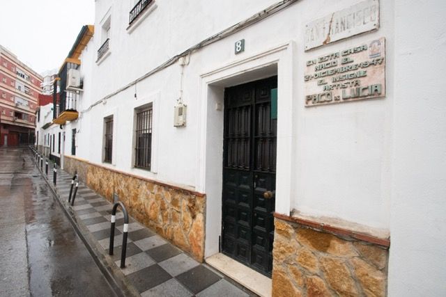 Casa natal de Paco de Lucía, en la calle San Francisco de La Bajadilla. Casa natal de Paco de Lucía, en la calle San Francisco de La Bajadilla.