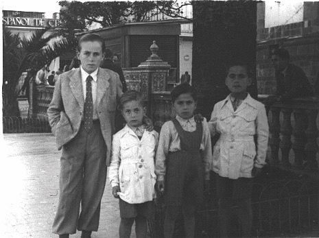 Antonio, Paco, Pepe y Ramón, de niños en la Plaza Alta de Algeciras. Antonio, Paco, Pepe y Ramón, de niños en la Plaza Alta de Algeciras.