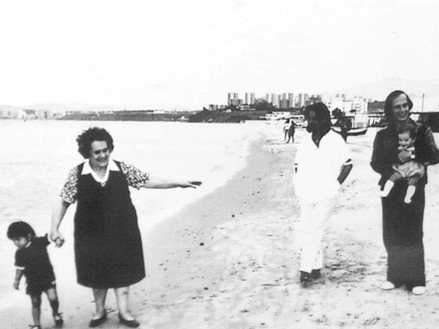 Paco de Lucía pasea por El Rinconcillo con su familia. Paco de Lucía pasea por El Rinconcillo con su familia.