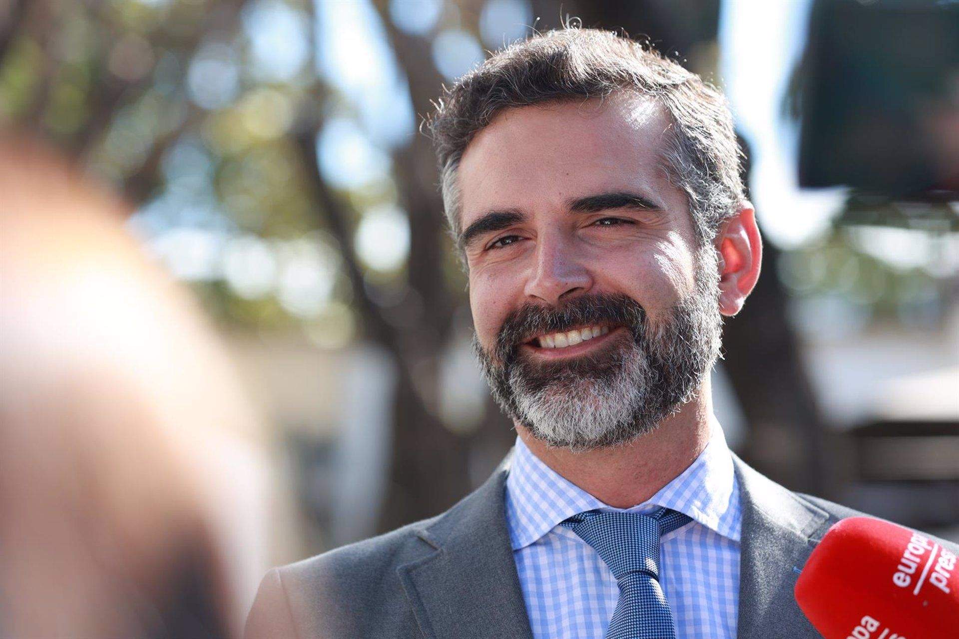 La Junta dice que en la reunión con los alcaldes se fijará "una posición" sobre las negociaciones de Gibraltar. Fernández-Pacheco atiende a los periodistas en El Puerto. - ROCÍO RUZ - EUROPA PRESS