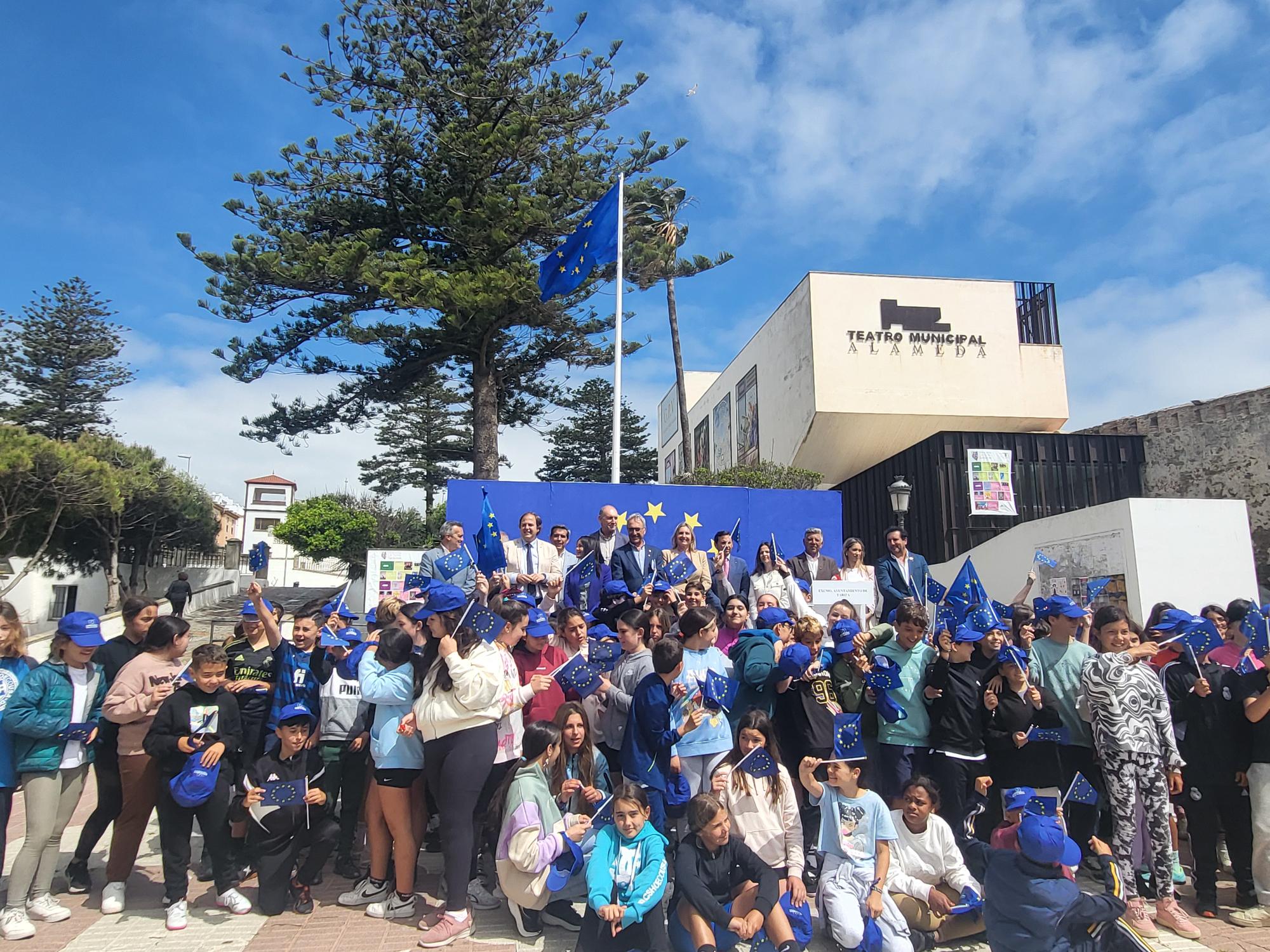 Alumnos de Tarifa participan en la celebración del Día de Europa en la Alameda.