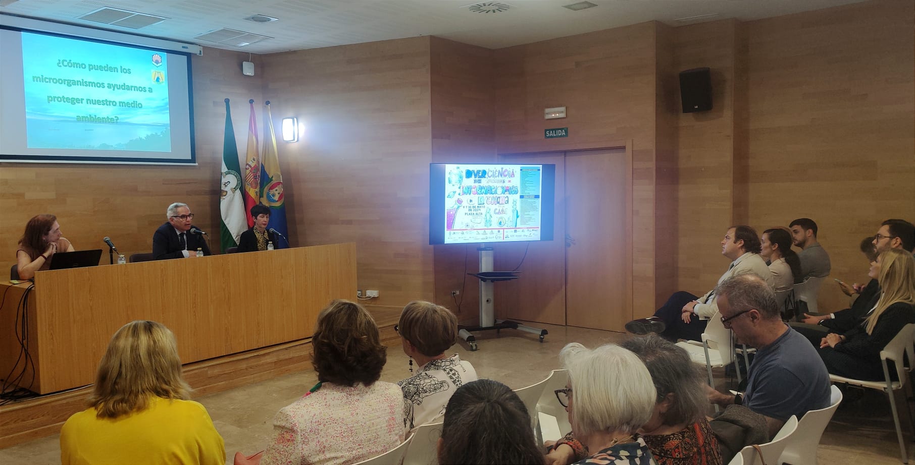 Arranca Diverciencia con una conferencia sobre los microorganismos y el medioambiente.