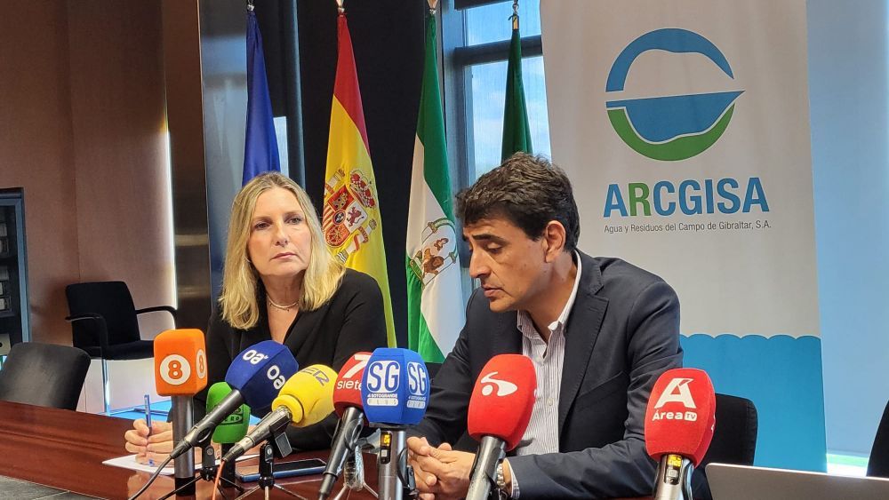 Mancomunidad niega "agravios comparativos" entre la comarca y la Costa del Sol frente a la sequía. En esta imagen, la presidenta de la Mancomunidad y el director general de Arcgisa. Imagen de archivo. 