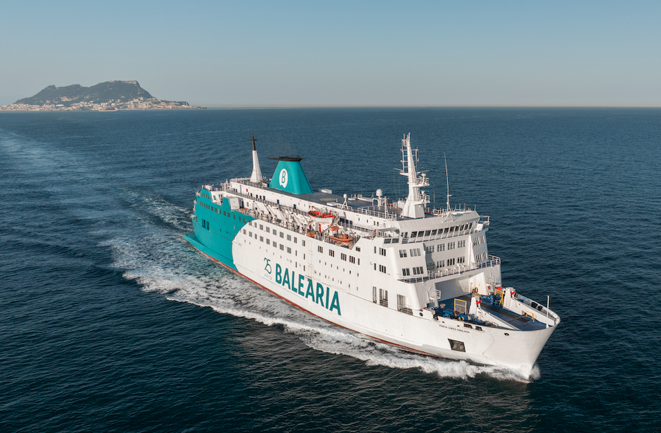 Un buque de la naviera Baleària, que programa 27 conexiones diarias con 10 buques en las rutas de la OPE 2024