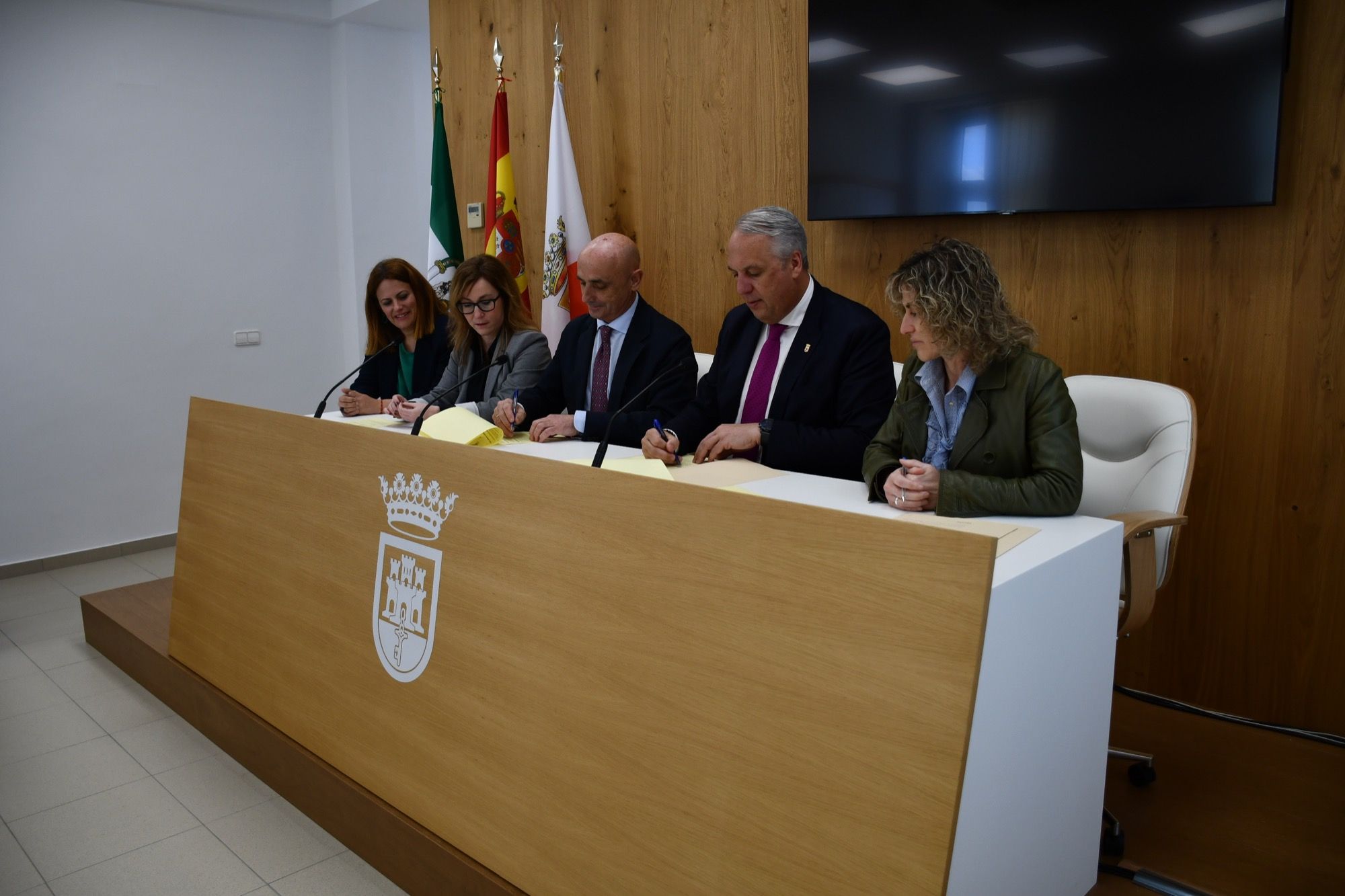 El alcalde, Juan Carlos Ruiz Boix, y el responsable de Cepsa en Andalucía, Jesús Velasco, han firmado un convenio de colaboración para la financiación. Cepsa aportará 7.000 euros para el desarrollo de las ferias del Arco de la Bahía