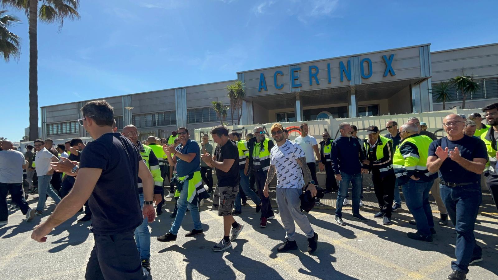 El CARL elaborará una "propuesta intermedia" y participativa que el comité de huelga de Acerinox se compromete a llevar a votación. Foto: F.M.