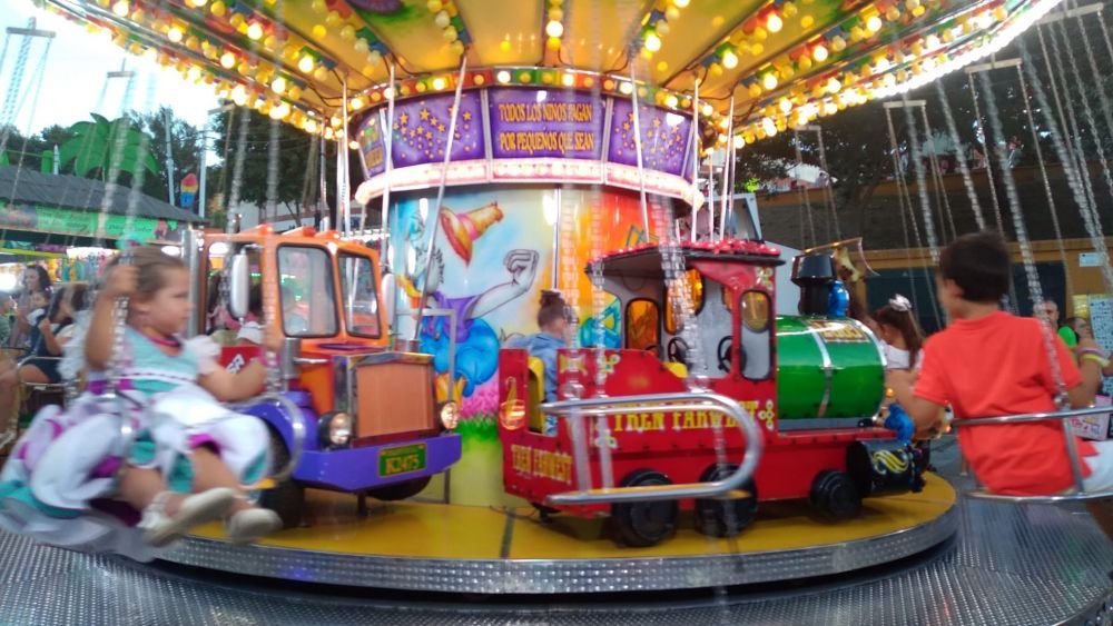 Este jueves, Día del Niño en la Feria de Mayo de Jimena con atracciones a dos euros. En esta imagen, atracción infantil en una feria de la comarca. Imagen de archivo. 