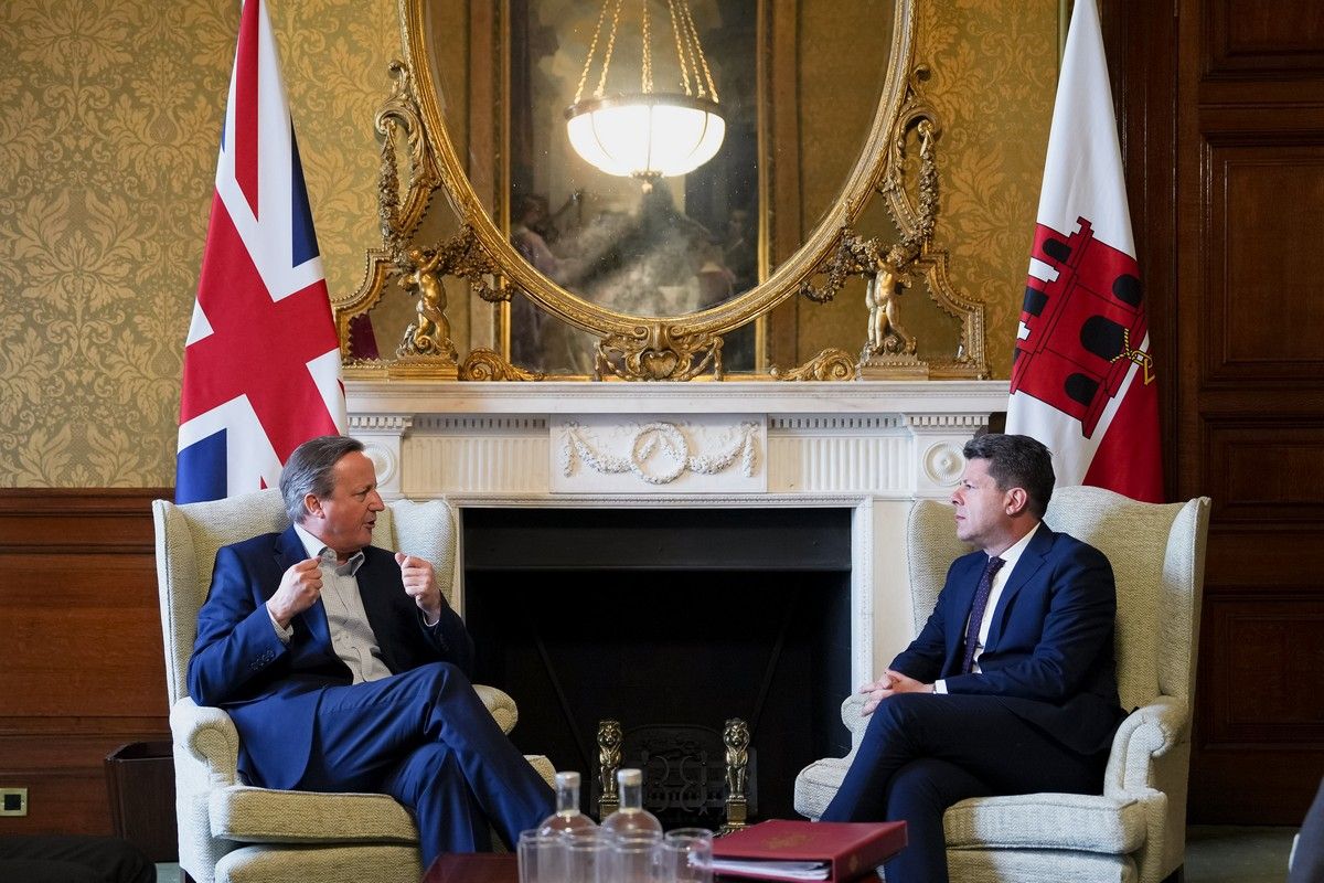 David Cameron y Fabián Picardo. 44