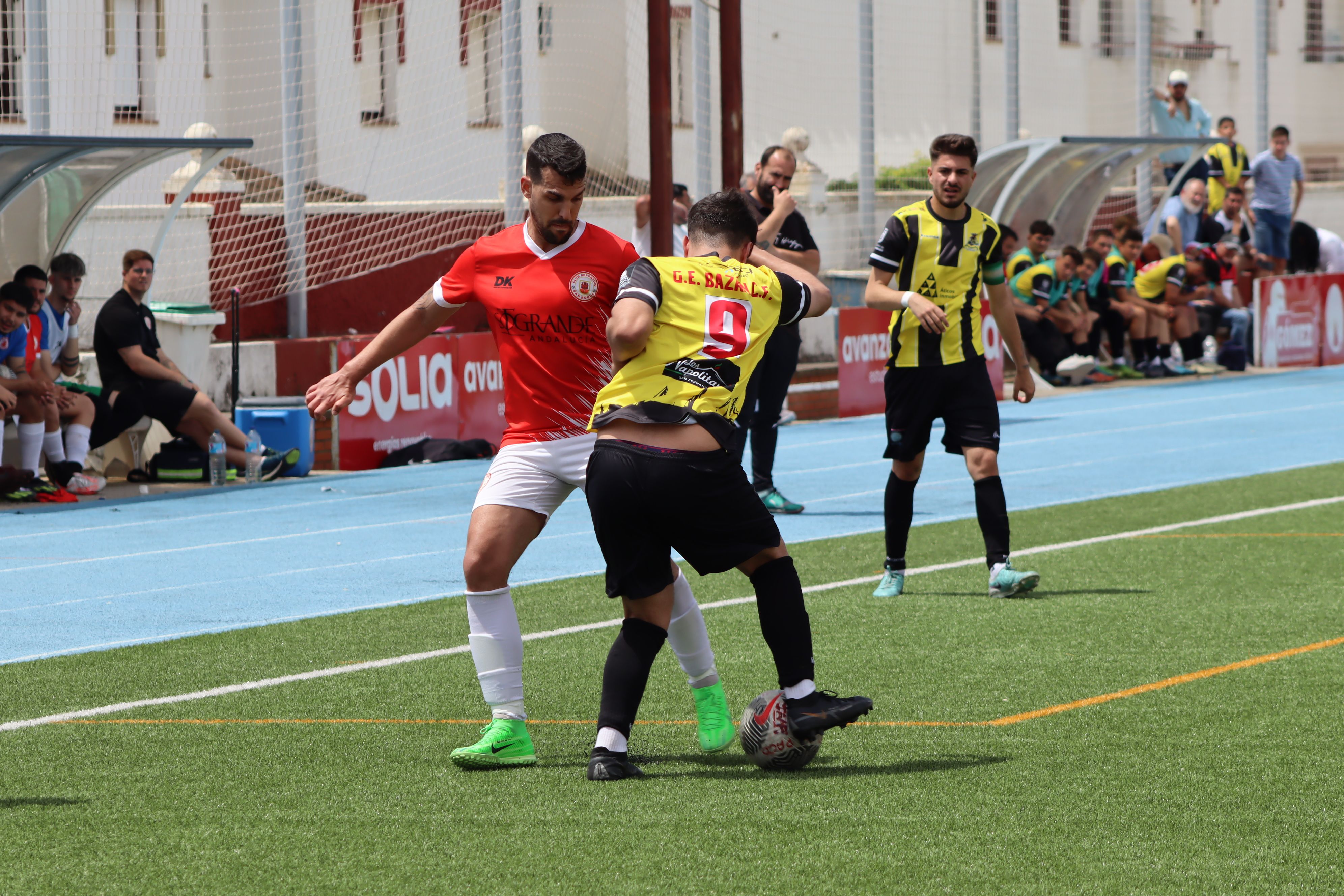 Rubén Cárdenas, jugador del CD San Roque, ante el GE Bazán, uno de los comarcales castigados/Foto: AXEL S.C.