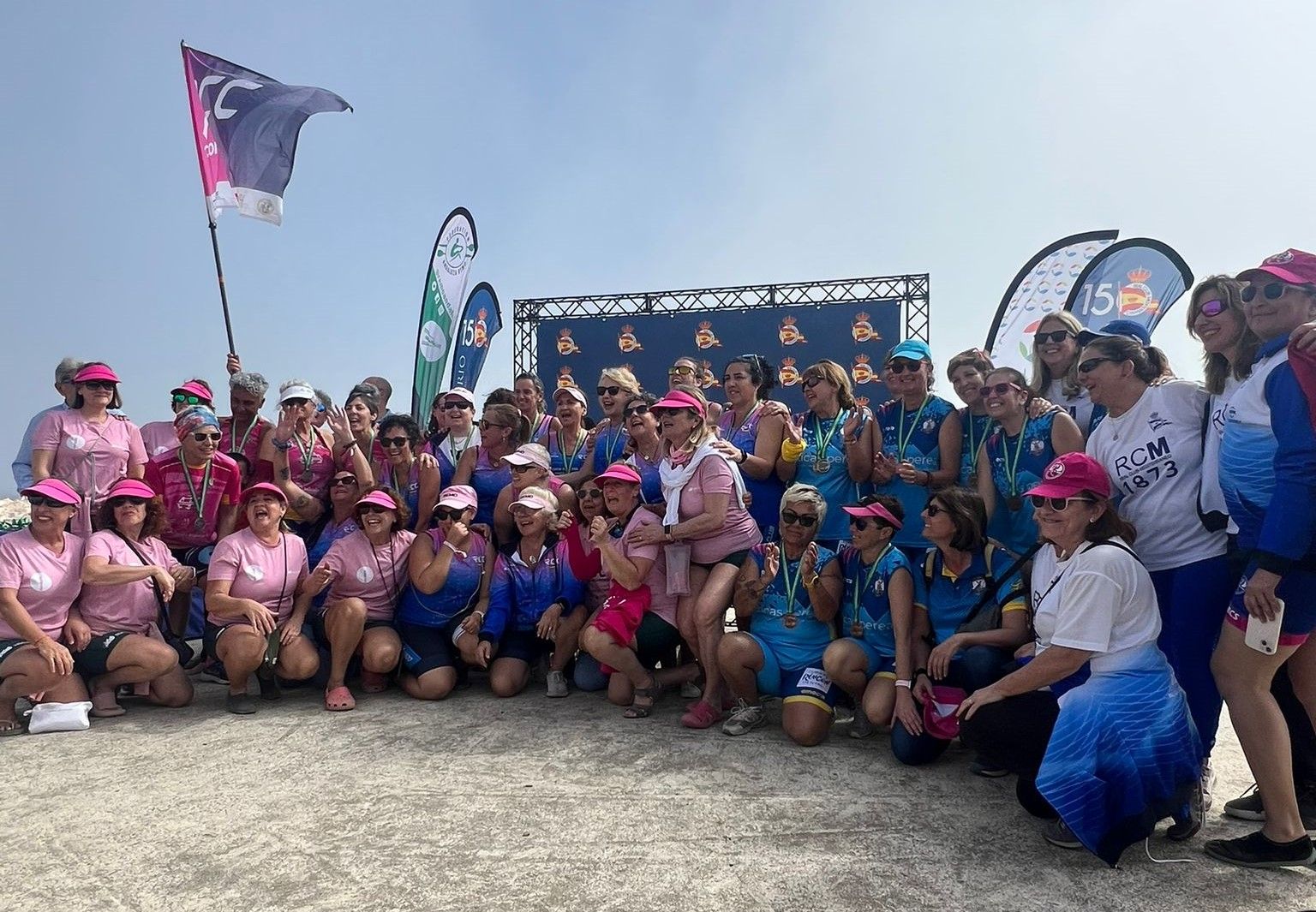 Las componentes del Club de Remo Algeciras, de rosa, con las demás compañeras del Trofeo BCS de la X Liga Andaluza de banco fijo